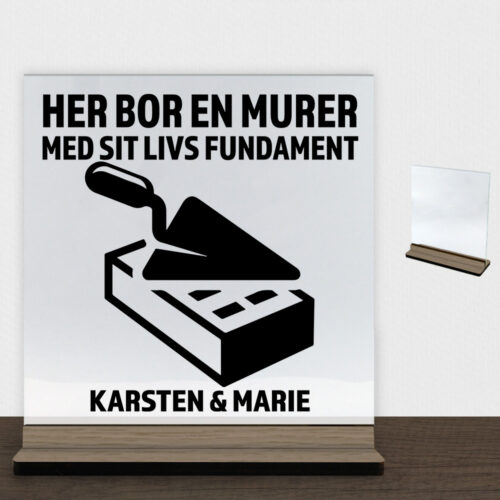 Her bor en murer design 2 | Glasskilt inkl. fod (træfinér)