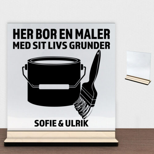 Her bor en maler design 2 | Glasskilt inkl. fod (poppel krydsfinér)