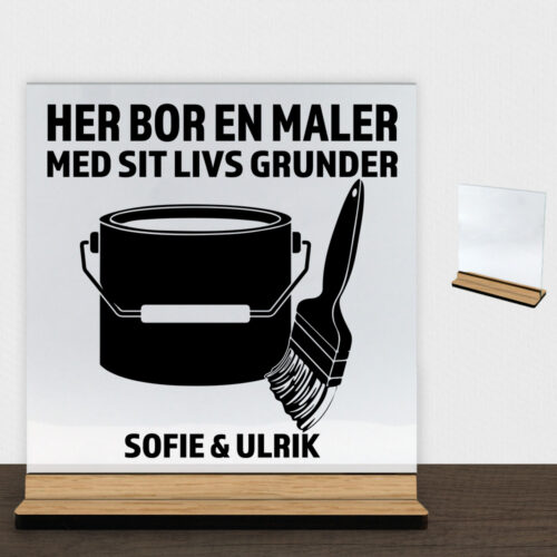 Her bor en maler design 2 | Glasskilt inkl. fod (træfinér)