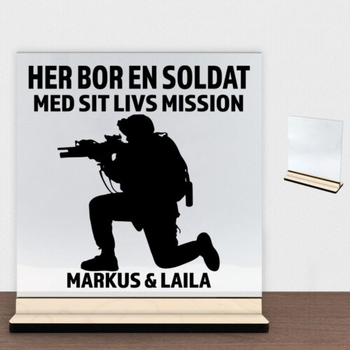 Her bor en soldat design 1 | Glasskilt inkl. fod (poppel krydsfinér)