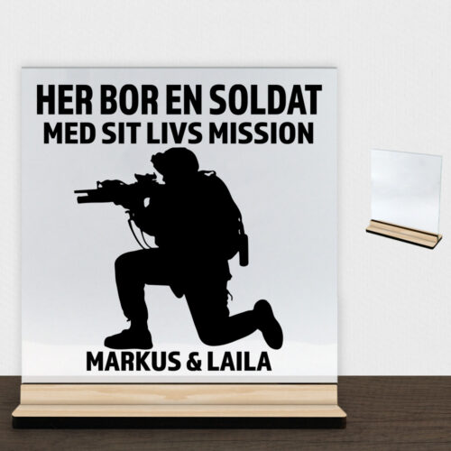 Her bor en soldat design 1 | Glasskilt inkl. fod (træfinér)