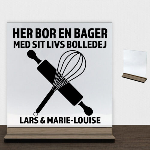 Her bor en bager design 1 | Glasskilt inkl. fod (træfinér)