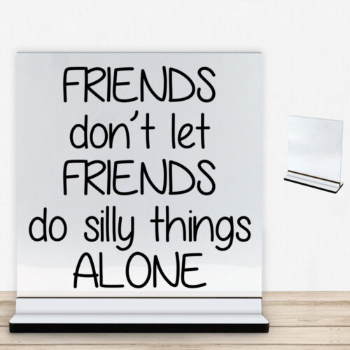 Friends don't let friends... | Glasskilt inkl. fod med farvet overflade