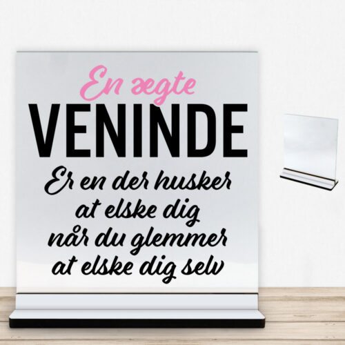 En ægte veninde... | Glasskilt inkl. fod med farvet overflade