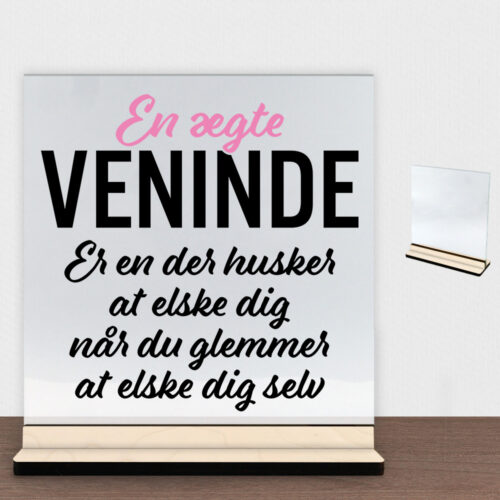 En ægte veninde... | Glasskilt inkl. fod (poppel krydsfinér)