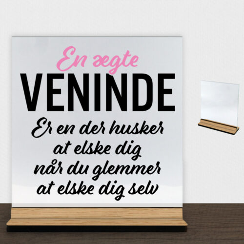 En ægte veninde... | Glasskilt inkl. fod (træfinér)