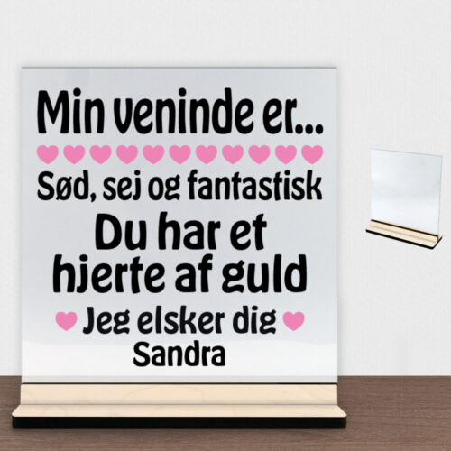 Min veninde er sød, sej og fantastisk… | Glasskilt inkl. fod (poppel krydsfinér)