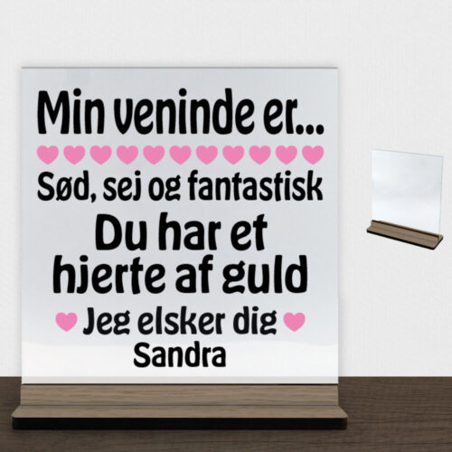 Min veninde er sød, sej og fantastisk… | Glasskilt inkl. fod (træfinér)