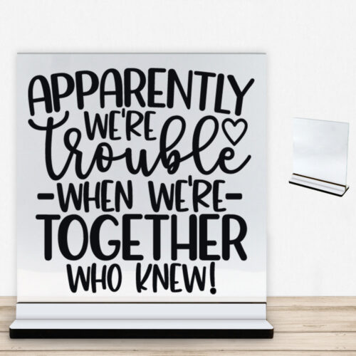 Apparently we're trouble... | Glasskilt inkl. fod med farvet overflade