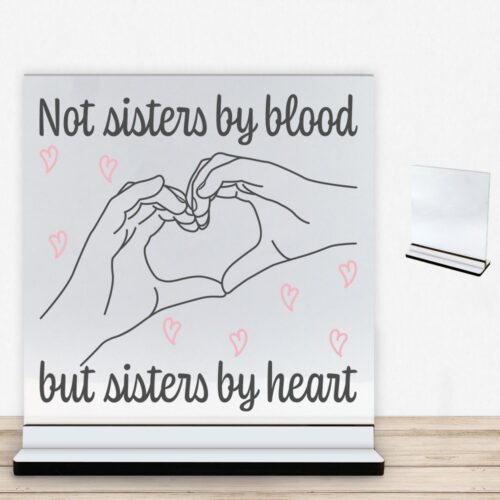 Not sisters by blood, but sisters by heart | Glasskilt inkl. fod med farvet overflade