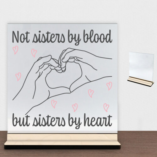 Not sisters by blood, but sisters by heart | Glasskilt inkl. fod (poppel krydsfinér)