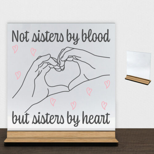 Not sisters by blood, but sisters by heart | Glasskilt inkl. fod (træfinér)