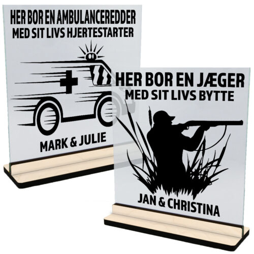 Her bor en… | Glasskilte-serie inkl. fod (poppel krydsfinér)