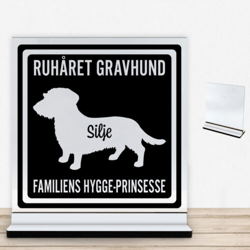 MyPets Ruhåret Gravhund #2 | Glasskilt inkl. fod med farvet overflade