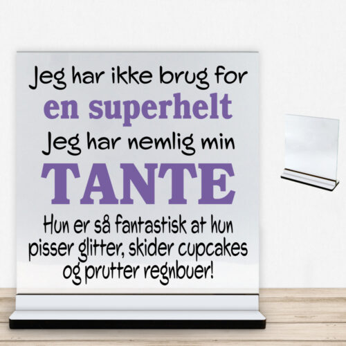 Jeg har ikke brug for en superhelt... - tante | Glasskilt inkl. fod med farvet overflade