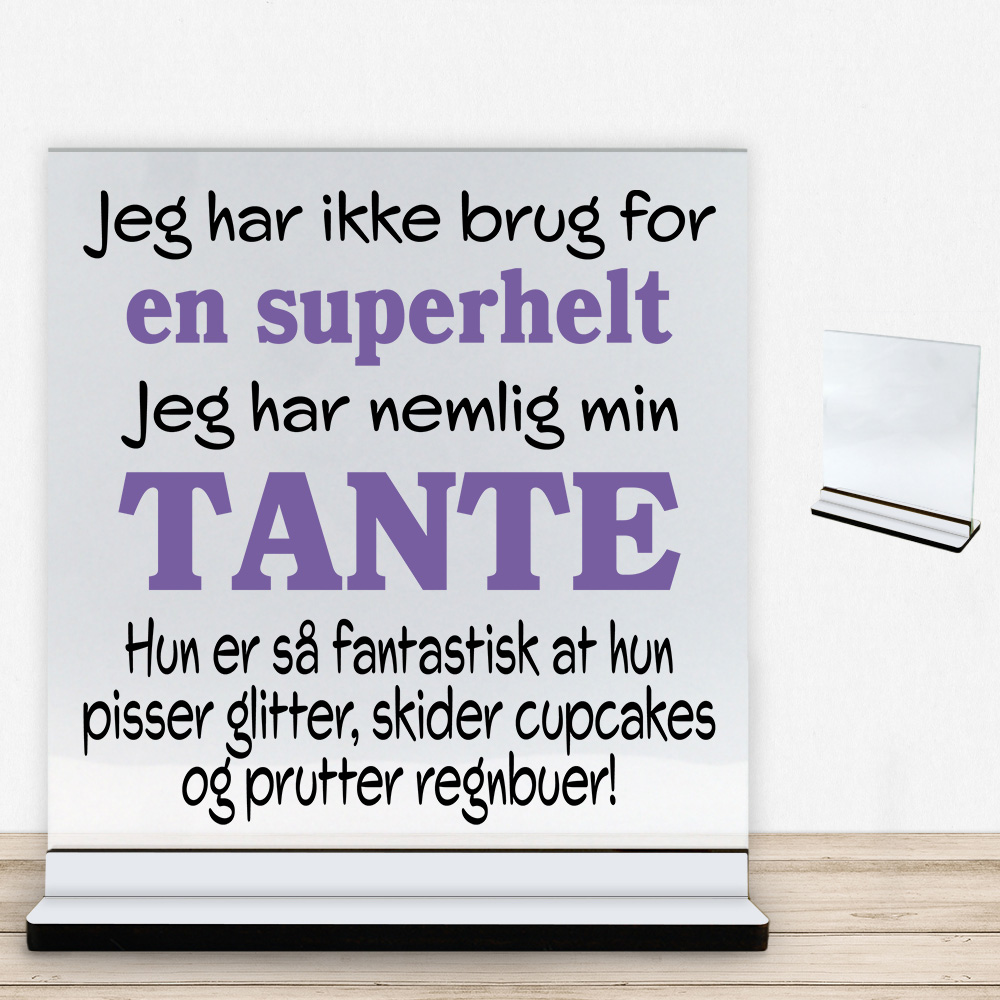 Jeg har ikke brug for en superhelt... - tante | Glasskilt inkl. fod med farvet overflade