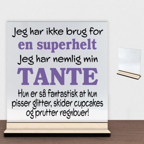 Jeg har ikke brug for en superhelt... - tante | Glasskilt inkl. fod (poppel krydsfinér)