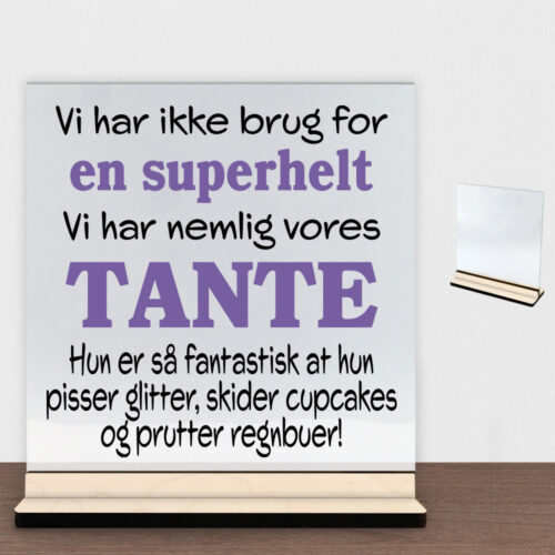 Jeg har ikke brug for en superhelt... - tante | Glasskilt inkl. fod (poppel krydsfinér) - Image 2