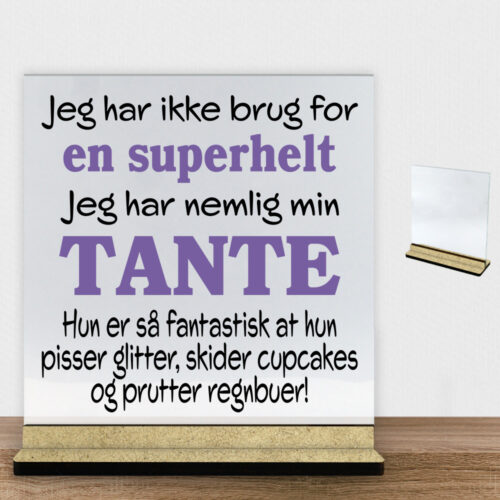 Jeg har ikke brug for en superhelt... - tante | Glasskilt inkl. fod (træfiber)