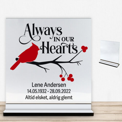 Always in our hearts | Glasskilt inkl. fod (farvet overflade)