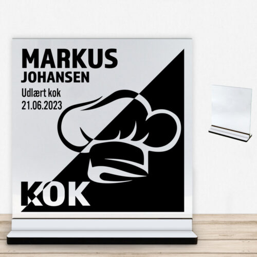 Udlært kok design 1 | Glasskilt inkl. fod med farvet overflade