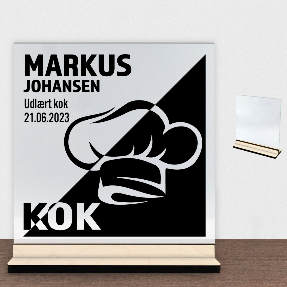Udlært kok design 1 | Glasskilt inkl. fod (poppel krydsfinér)
