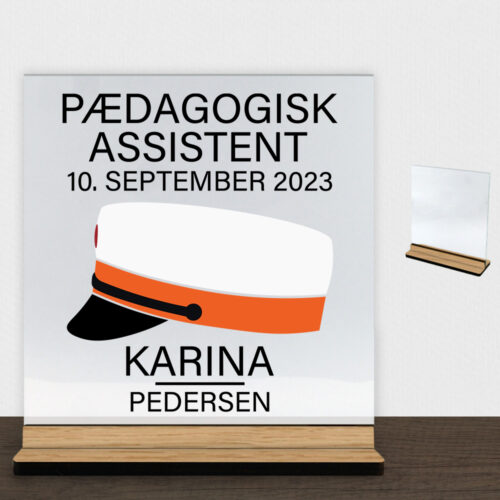 Pædagogisk assistent | Glasskilt inkl. fod (træfinér)