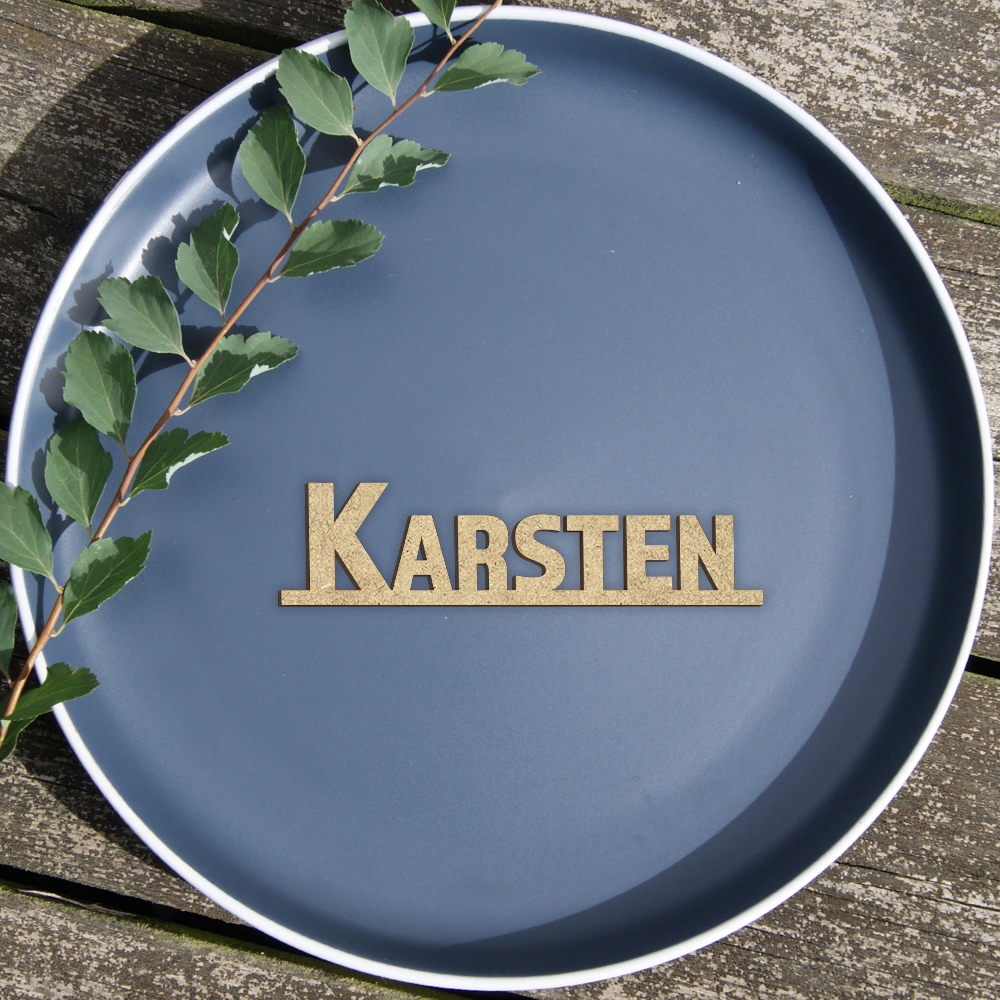 Navn på linje udskåret #1 | Bordkort (træfiber)