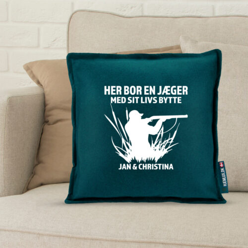 Alternative view of Her bor en jæger #1 | Pyntepude i filt