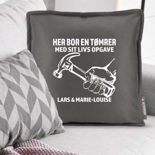 Alternative view of Her bor en tømrer | Pyntepude i filt