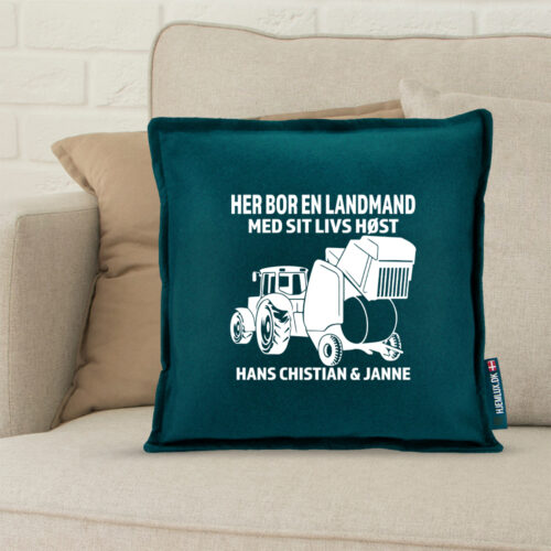 Alternative view of Her bor en landmand | Pyntepude i filt