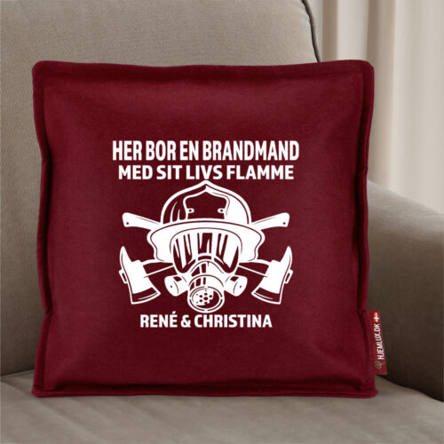 Alternative view of Her bor en brandmand | Pyntepude i filt