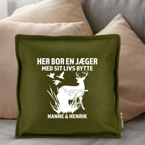 Alternative view of Her bor en jæger #2 | Pyntepude i filt