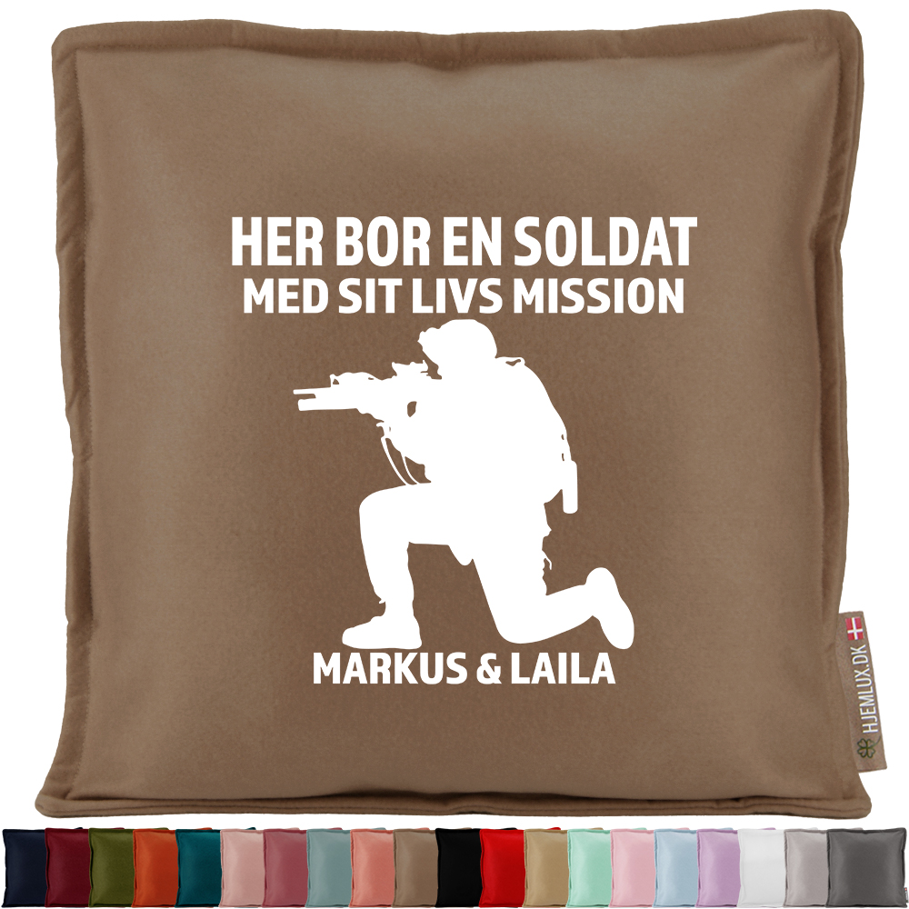 Her bor en soldat | Pyntepude i filt