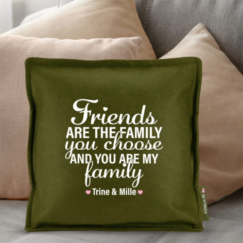 Alternative view of Friends are the family... #1 m. valgfri linje i bunden | Pyntepude i filt