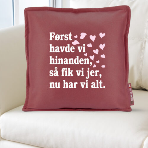 Alternative view of Først havde vi hinanden, så fik vi jer, nu har vi alt | Pyntepude i filt