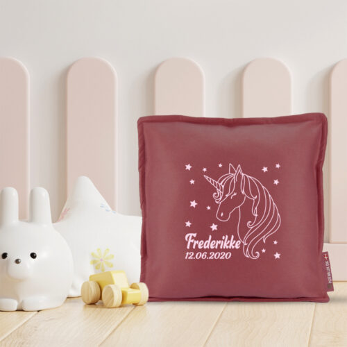 Alternative view of Yndig enhjørning med stjerner, navn & dato | Pyntepude i filt