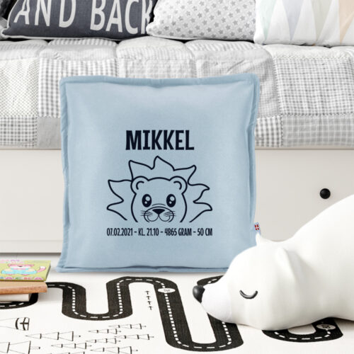 Alternative view of Tit tit bøh løve med fødselsdata | Pyntepude i filt