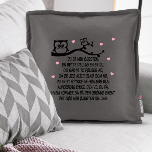 Alternative view of Vuggevise øjesten med ugler | Pyntepude i filt