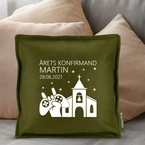 Alternative view of Konfirmation årets konfirmand med gamer, kirke & stjerner | Pyntepude i filt