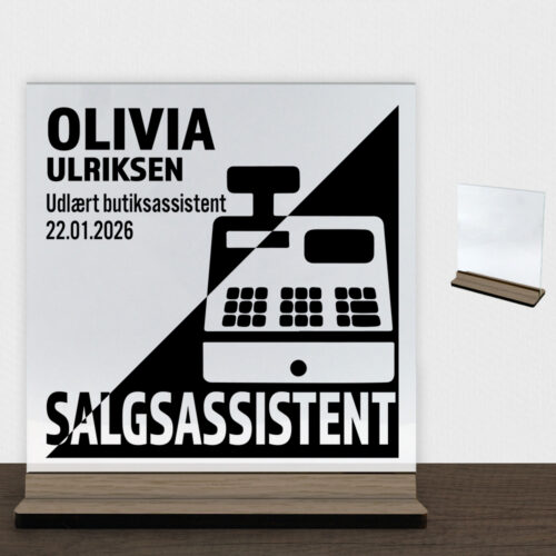 Udlært salgsassistent design 1 | Glasskilt inkl. fod (træfinér)