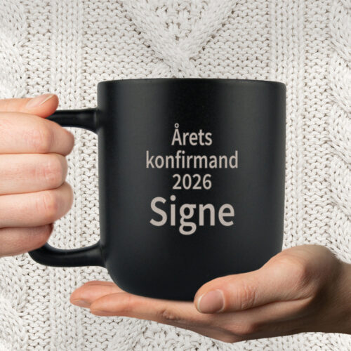 Alternative view of Årets konfirmand med valgfrit årstal & navn | Krus med gravering