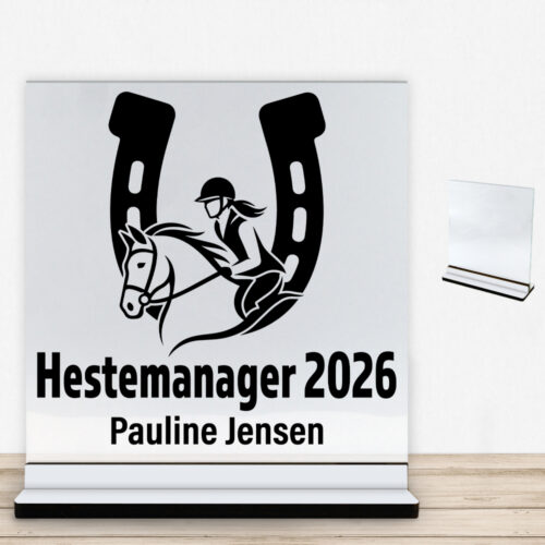 Hestemanager med valgfrit årstal | Glasskilt inkl. fod med farvet overflade