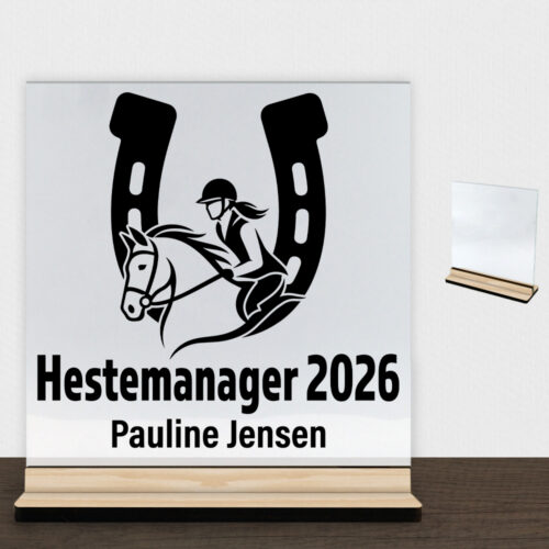 Hestemanager med valgfrit årstal | Glasskilt inkl. fod (træfinér)
